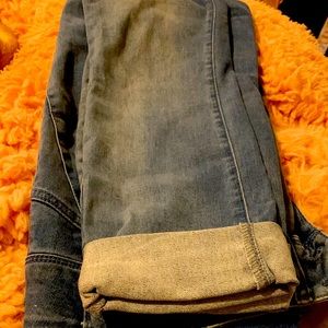 Iman cuffed jeans . Light denim . 2button closure